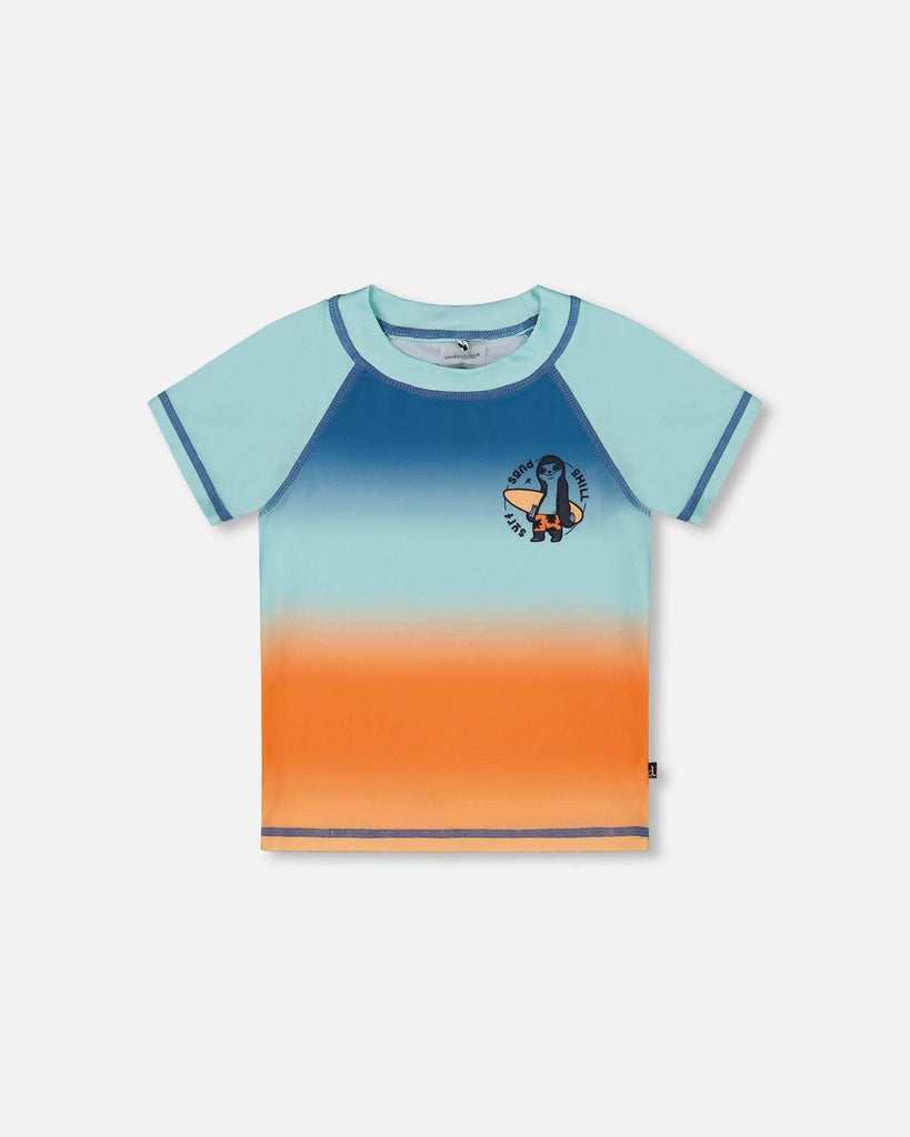 T-shirt enfant dégradé bleu et orange en coton avec motif manchot surfant, style décontracté été
