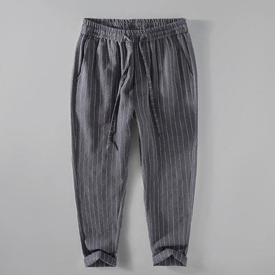 Pantalon en lin pour homme gris à rayures fines avec ceinture élastique et coupe ample, tissu breathable et casual.