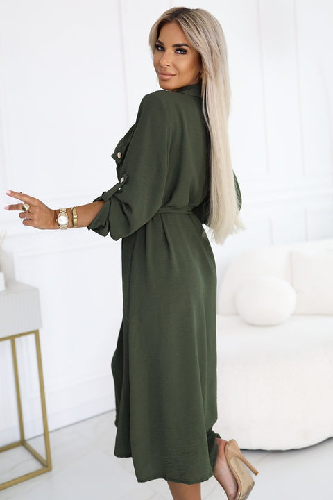 Robe chemise midi khaki élégante ceinturée avec boutons dorés, style confortable et chic pour travail et sorties.