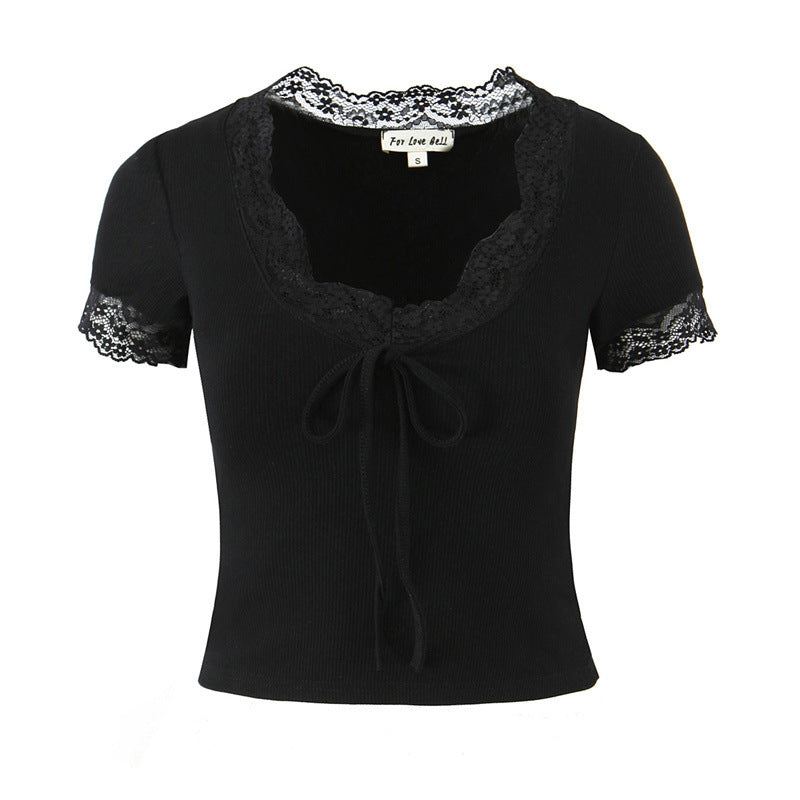 Top en dentelle noire col V avec manches courtes et détails en dentelle raffinée