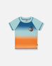 T-shirt enfant dégradé bleu et orange en coton avec motif manchot surfant, style décontracté été