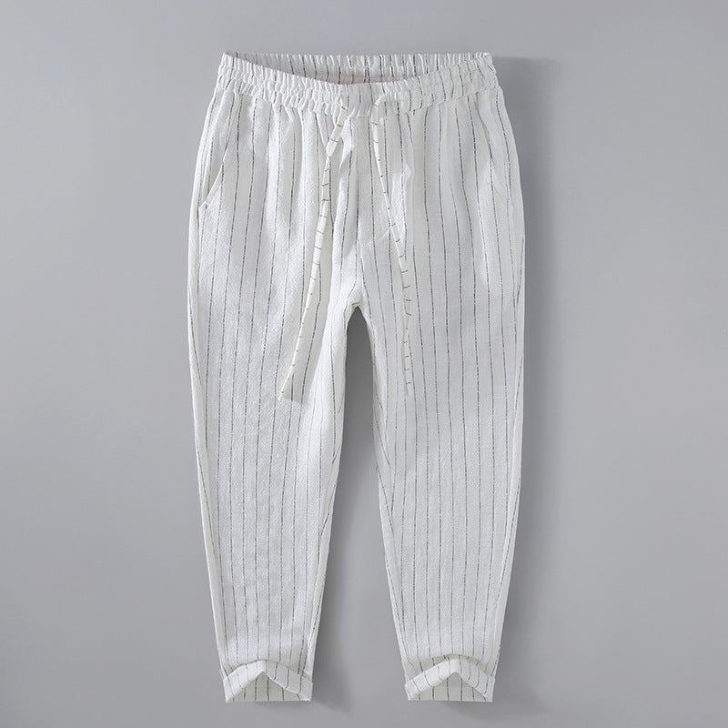 Pantalon en lin blanc pour homme à rayures fines, tissu breathable, ceinture élastique et coupe décontractée.