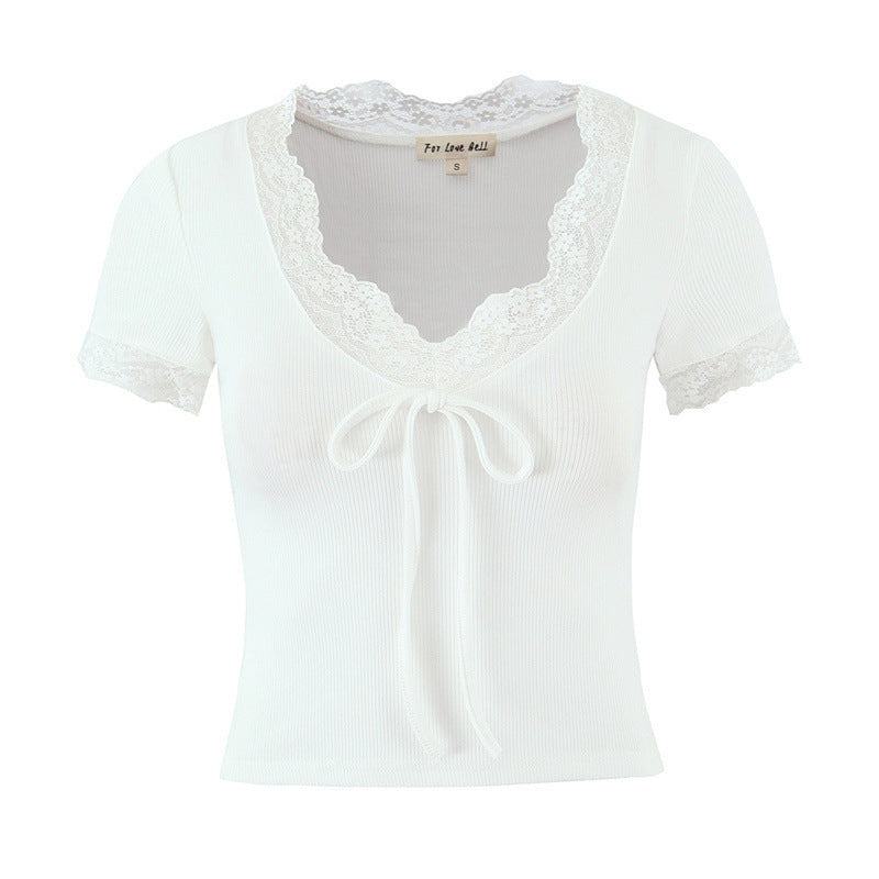 Top en dentelle blanc à col V avec manches courtes et détail nœud élégant