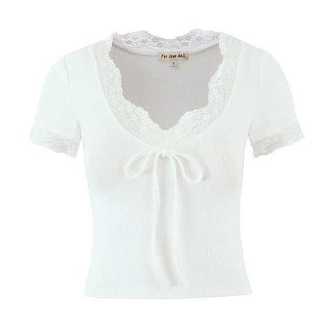 Top en dentelle blanc à col V avec manches courtes et détail nœud élégant